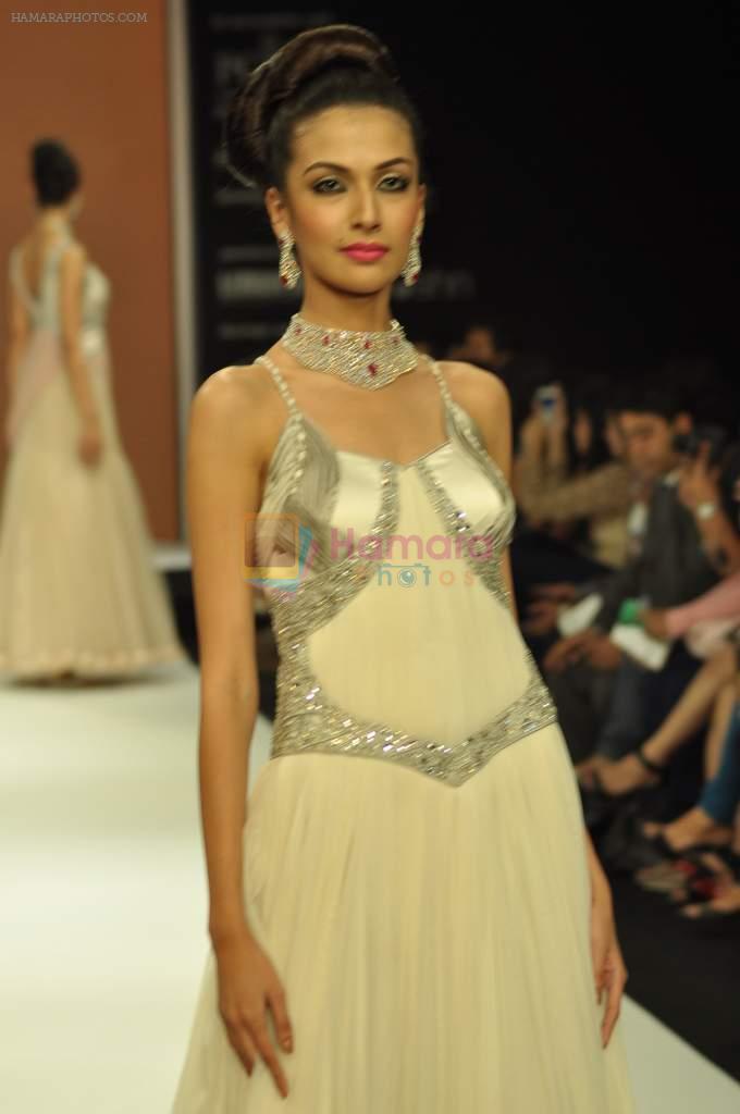 Model walks the ramp for preeti Jewels Show at IIJW Day 2 on 20th Aug 2012