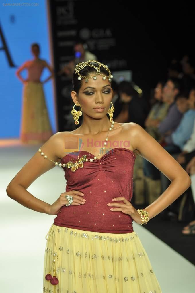 Model walks the ramp for Gia Jewels Show at IIJW Day 2 on 20th Aug 2012