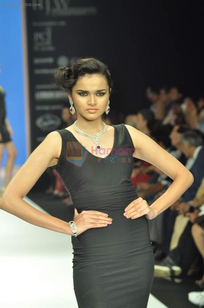 Model walks the ramp for Jaipur Jewels Show at IIJW Day 2 on 20th Aug 2012