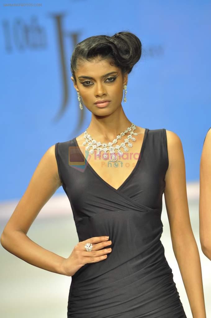 Model walks the ramp for Jaipur Jewels Show at IIJW Day 2 on 20th Aug 2012