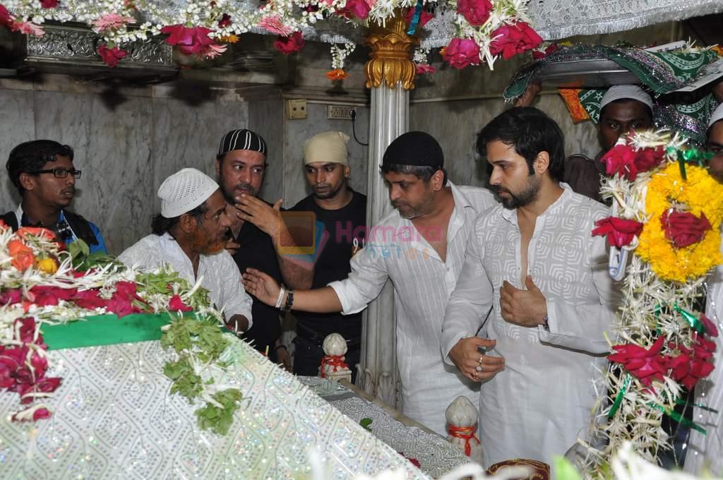 Emraan Hashmi visits Mahim Durga on the occasion of Eid in Mahim on 20th Aug 2012