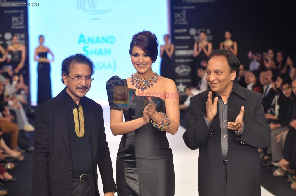 Sonali Bendre walks the ramp for Anand Shah Show at IIJW Day 3 on 21st Aug 2012