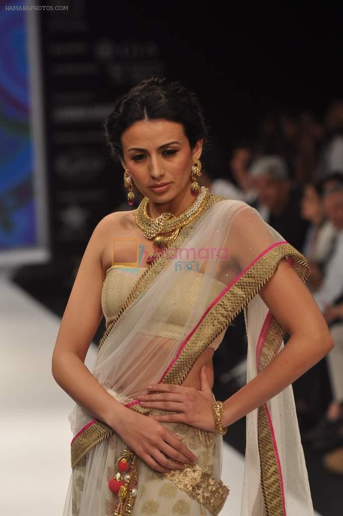 Model walks the ramp for Jewel Trendz Show at IIJW Day 3 on 21st Aug 2012