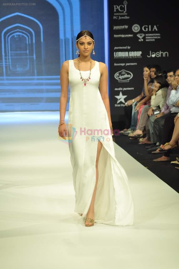 Model walks the ramp for Zeenat Desai Show at IIJW Day 3 on 21st Aug 2012