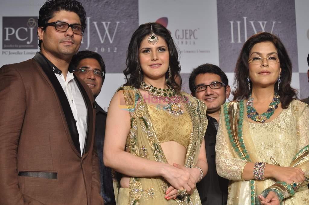 Zarine Khan walks the ramp for YS 18 Show at IIJW Day 3 on 21st Aug 2012