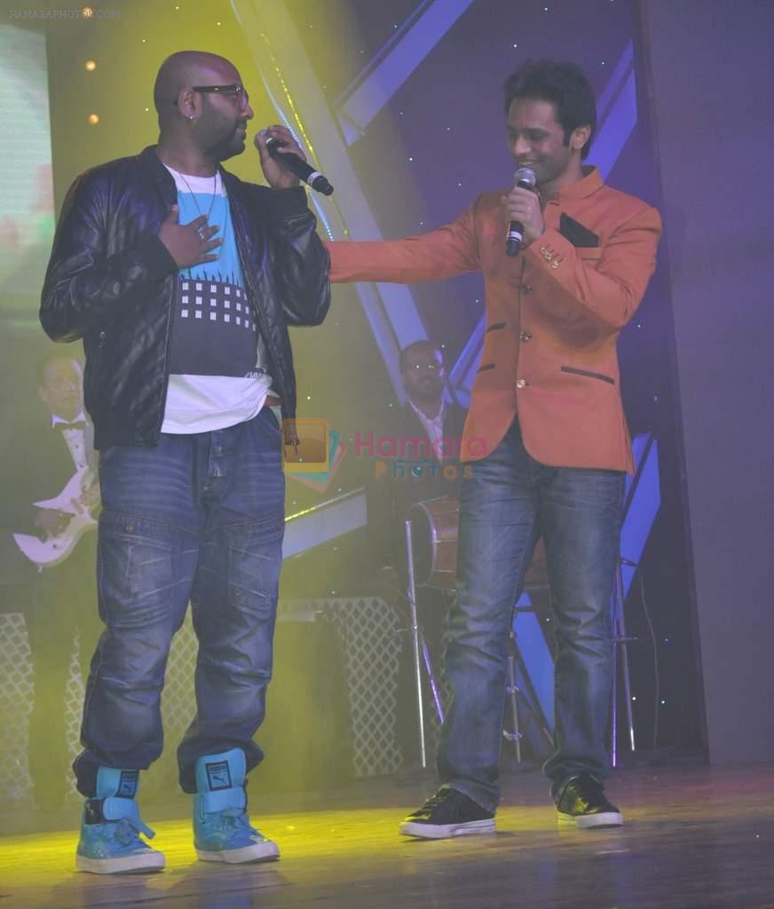 Benny Dayal with Rahul Vaidya performing at Krishendu sen album launch in Mumbai on 21st Aug 2012