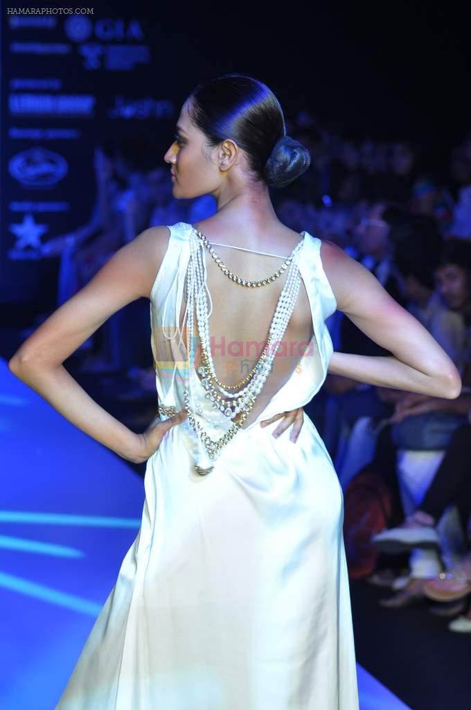 Model walks the ramp for Zeenat Desai Show at IIJW Day 3 on 21st Aug 2012