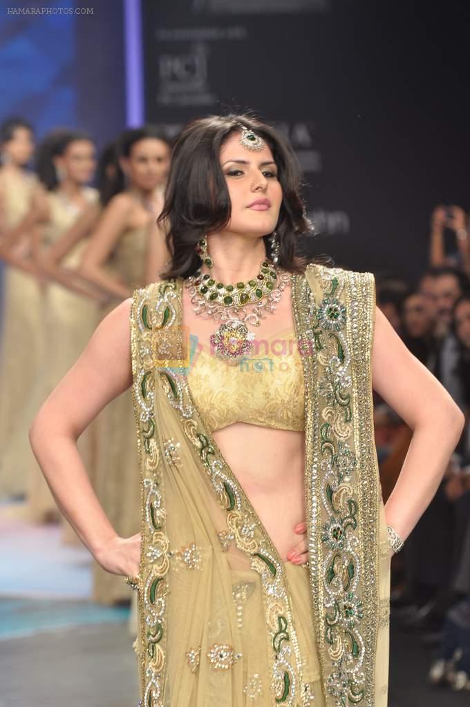 Zarine Khan walks the ramp for YS 18 Show at IIJW Day 3 on 21st Aug 2012