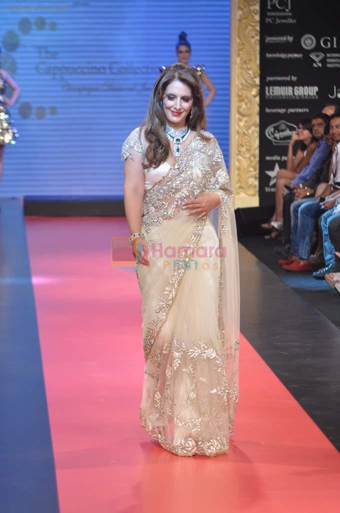 pria Kataria puri walks the ramp for Cappuccino Collection Show at IIJW Day 3 on 21st Aug 2012