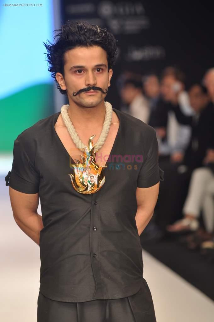 Model walks the ramp for Laksh pahuja Show at IIJW Day 3 on 21st Aug 2012