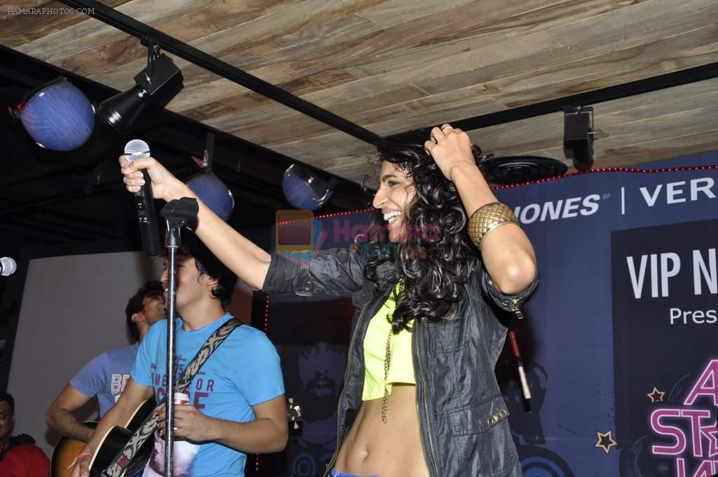 Anushka Manchanda live at Vero Moda in Khar,Mumbai on 22nd Aug 2012