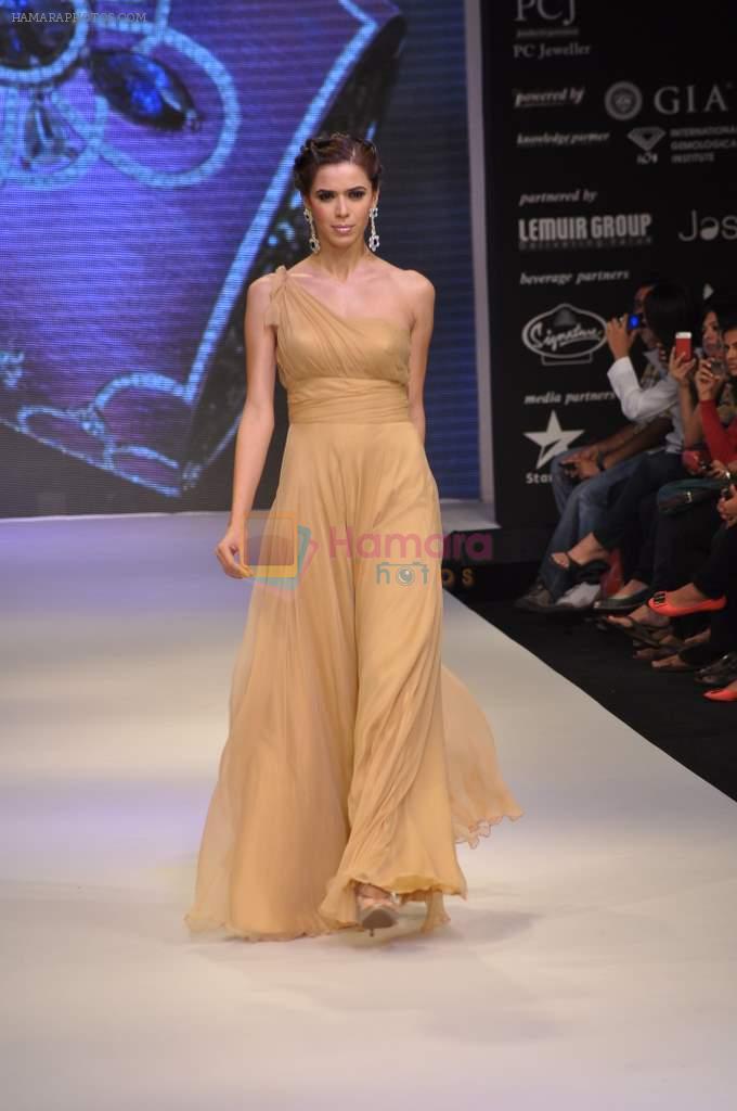 Model walks the ramp for Saboo Fine Jewels Show at IIJW Day 4 on 22nd Aug 2012