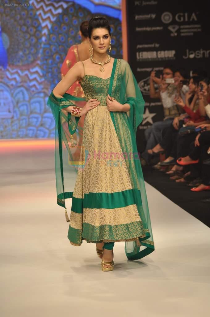 Model walks the ramp for Saboo Fine Jewels Show at IIJW Day 4 on 22nd Aug 2012