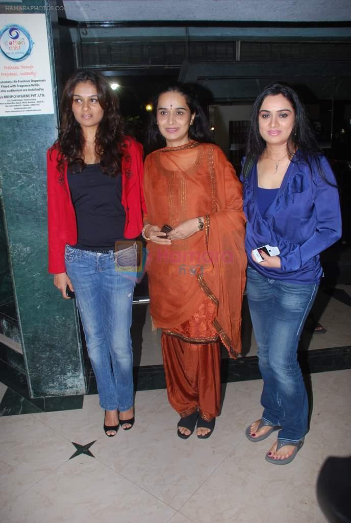 Tejaswini Kolhapure, Padmini Kolhapure, Shivangi Kapoor at Poonam Dhillon's play U Turn in Bandra, Mumbai on 26th Aug 2012