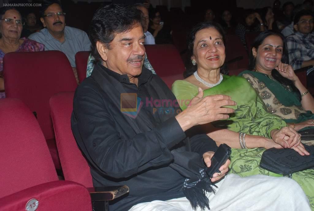 Shatraughan Sinha, Asha Parekh at Poonam Dhillon's play U Turn in Bandra, Mumbai on 26th Aug 2012