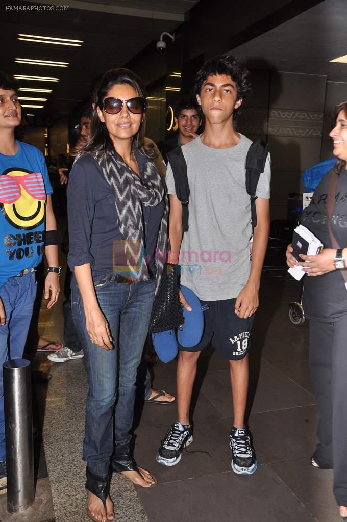 Gauri Khan takes son to London for further studies on 28th Aug 2012