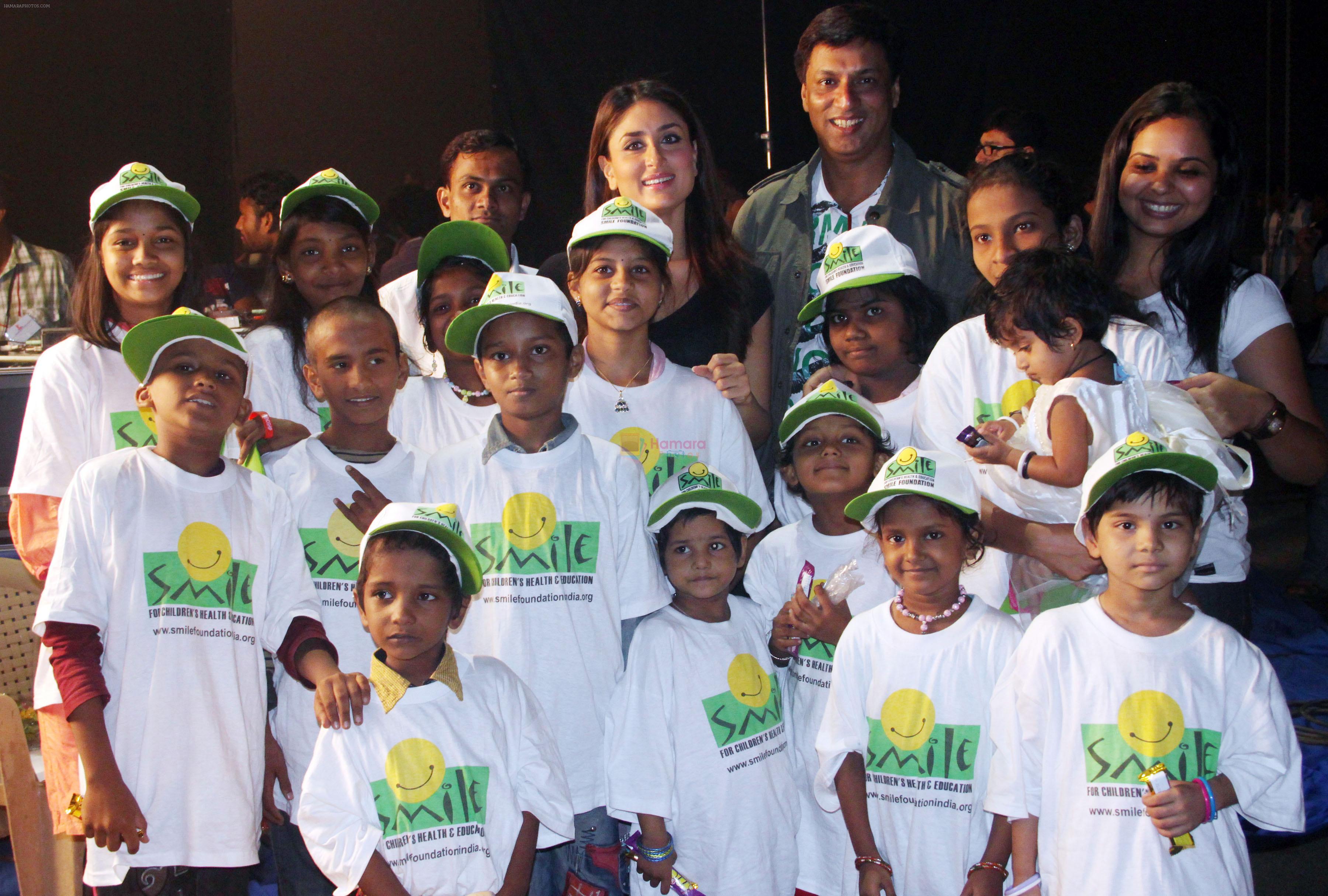Madhur Bhandarkar and Kareena Kapoor along with the kids of Smile Foundation on the set of film _Heroine_