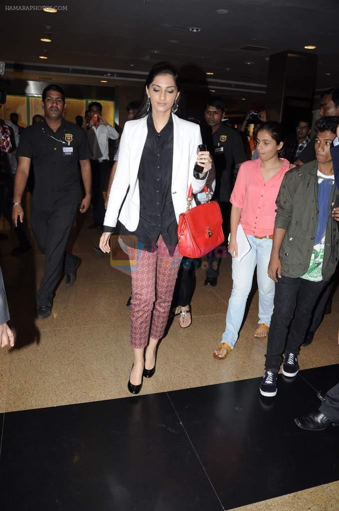 Sonam Kapoor snapped at Infinity Mall in Andheri, Mumbai on 28th Aug 2012