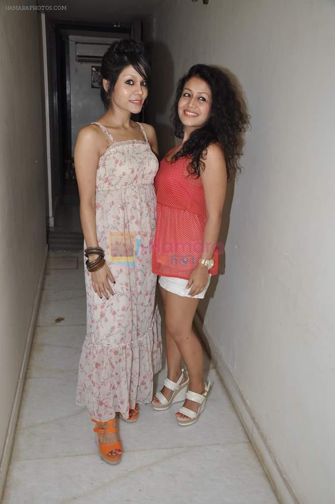 Neha Kakkar and Sonu Kakkar jam for a song in Andheri, Mumbai on 29th Aug 2012