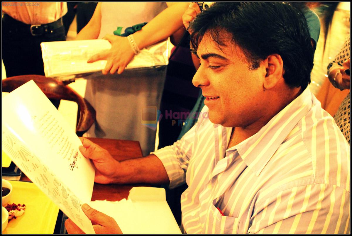 Ram Kapoor celebrates birthday with female fans from all over the world on 27th Aug 2012