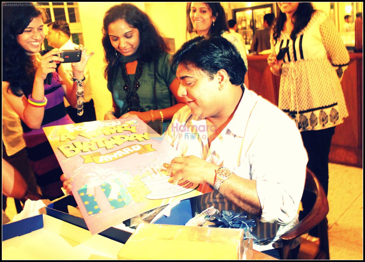 Ram Kapoor celebrates birthday with female fans from all over the world on 27th Aug 2012