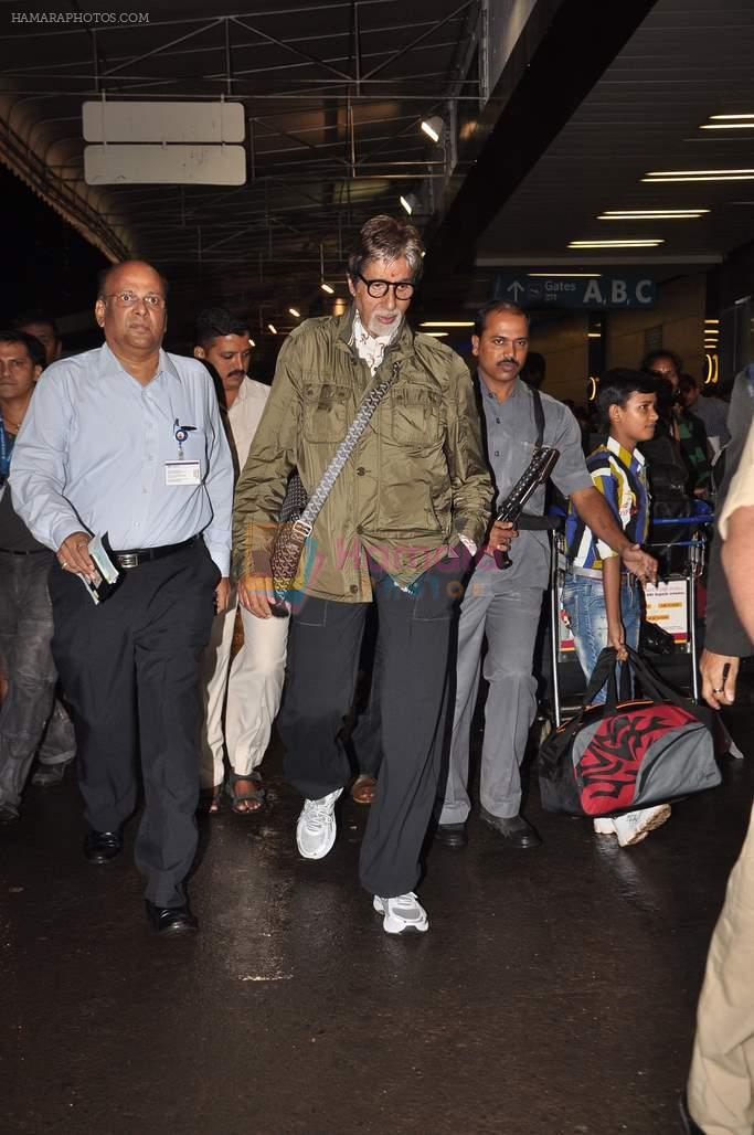 Amitabh Bachchan snapped at airport in Mumbai on 4th Sept 2012