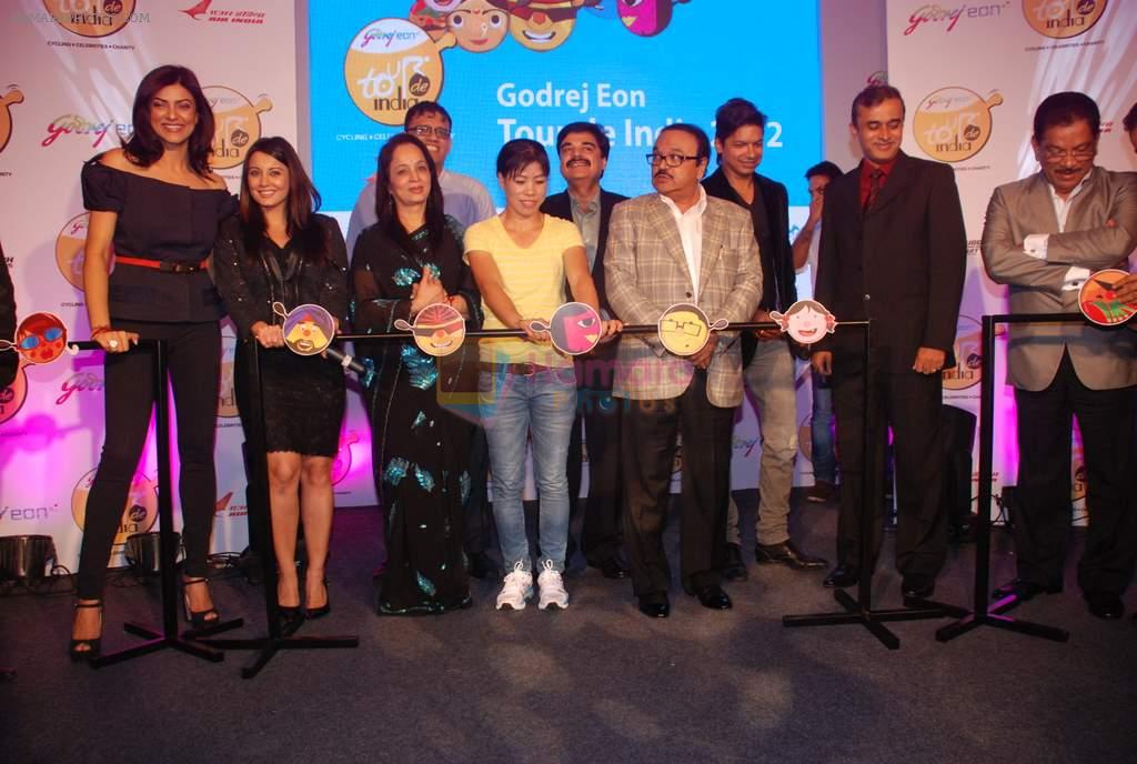 Sushmita Sen, Minissha Lamba, Smita Thakeray, Shaan, Mary Kom at Godrej Eon cycling event in Tote, Mumbai on 5th Sept 2012
