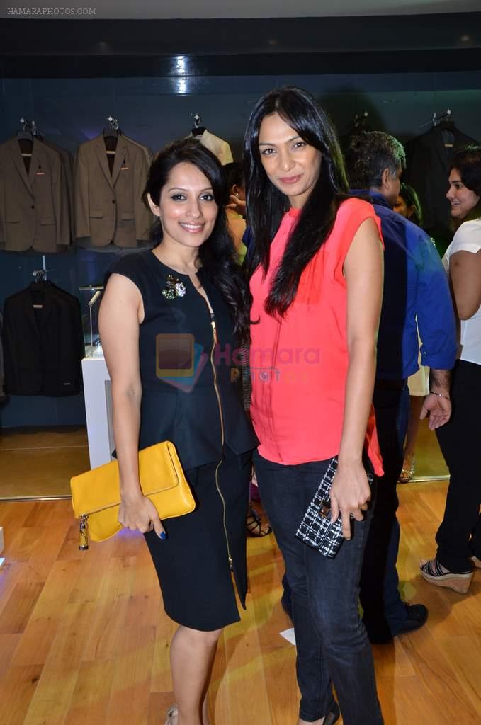 Shamita Singha at Poonam Soni's Platinum collection in Breach Candy on 6th Sept 2012