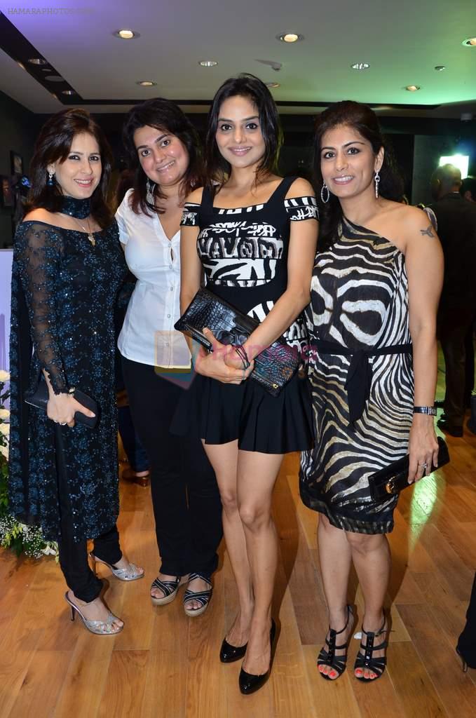 Madhoo Shah at Poonam Soni's Platinum collection in Breach Candy on 6th Sept 2012
