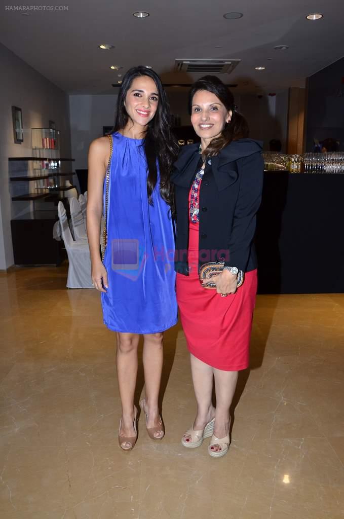 TAra Sharma at Poonam Soni's Platinum collection in Breach Candy on 6th Sept 2012