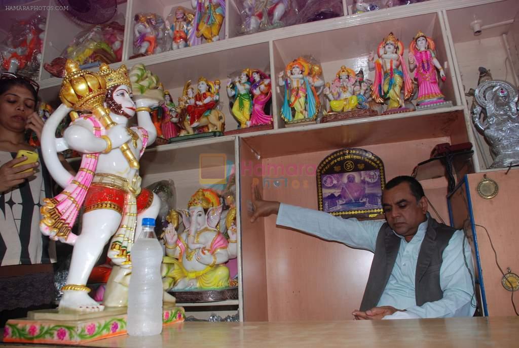 Paresh Rawal sells Ganesh idols for the promotion of his film Oh My God on 7th Sept 2012