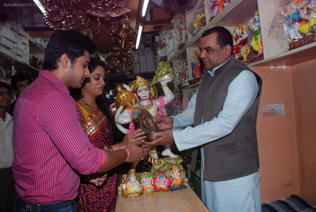 Deepika Samson, Shoaib Ibrahim with Paresh Rawal sells Ganesh idols for the promotion of his film Oh My God on 7th Sept 2012