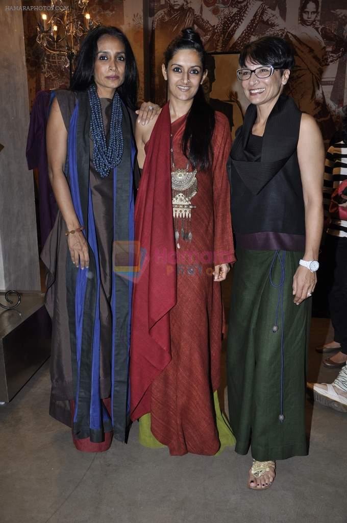 Suchitra Pillai, Adhuna Akhtar at Payal Khandwala's collection launch in Good Earth on 8th Sept 2012