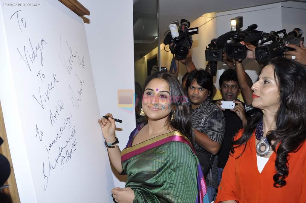 Vidya Balan, Shobha De at Viveek Sharma exhibition in Colaba on 8th Sept 2012