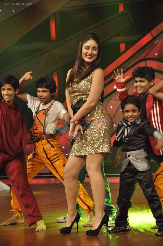 Kareena Kapoor on the sets of Zee Dance Ke Superstar in Famous on 10th Sept 2012
