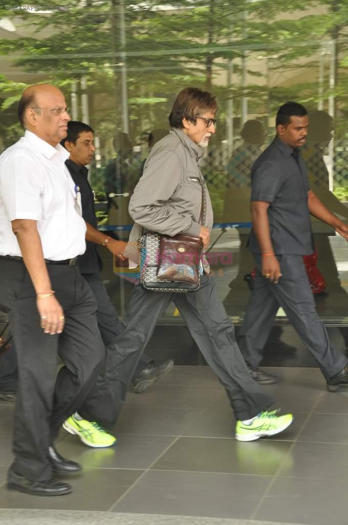 Amitabh Bachchan snapped in Mumbai Airport on 13th Sept 2012