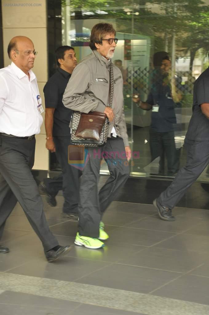 Amitabh Bachchan snapped in Mumbai Airport on 13th Sept 2012