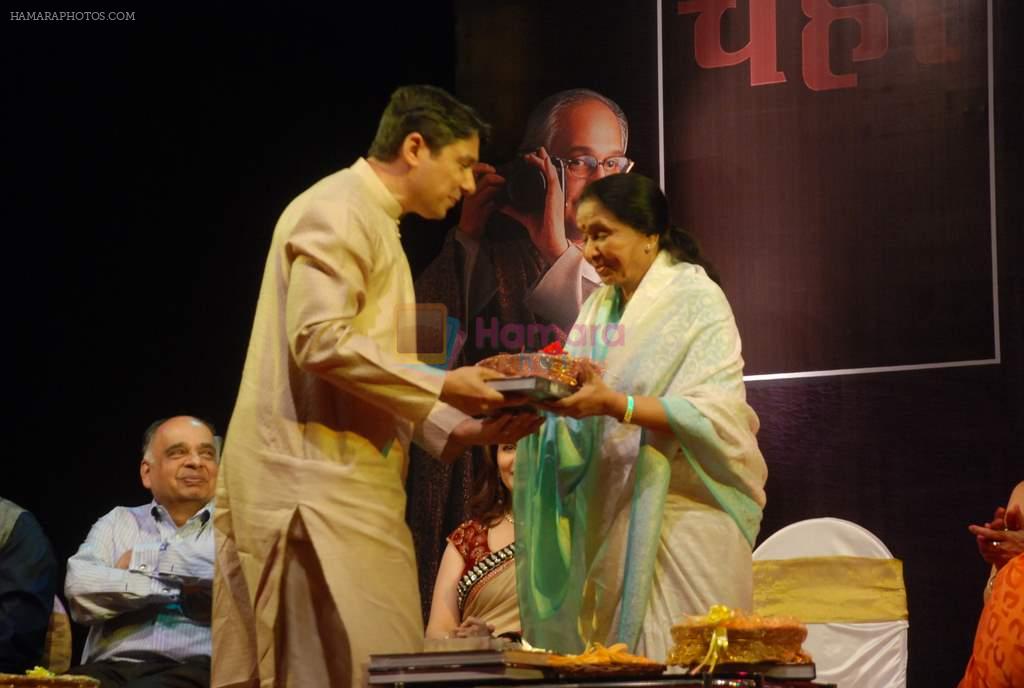 Asha Bhosle at Gautam Rajyadhaksha's book launch in Ravindra Natya Mandir on 14th Sept 2012