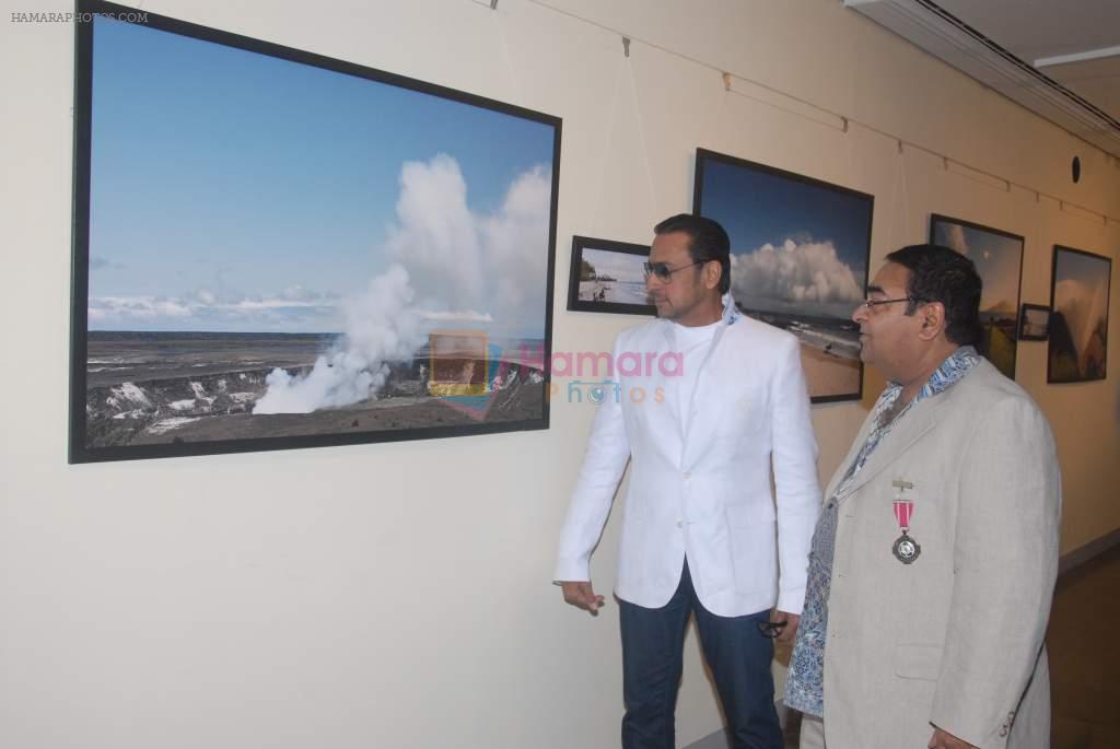 Gulshan grover and Dr. Mukesh Batra at 8th annual charity photo exhibition in Mumbai on 14th Sept 2012