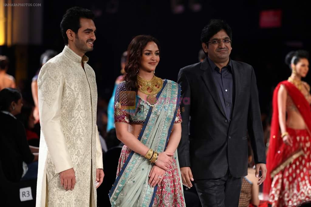 Esha Deol walk the ramp for Azva Collection show at Aamby Valley India Bridal Fashion Week 2012 in Mumbai on 15th Sept 2012