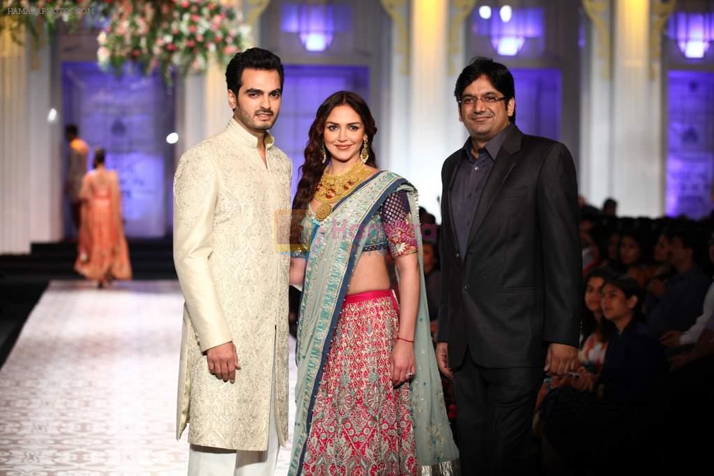 Esha Deol walk the ramp for Azva Collection show at Aamby Valley India Bridal Fashion Week 2012 in Mumbai on 15th Sept 2012