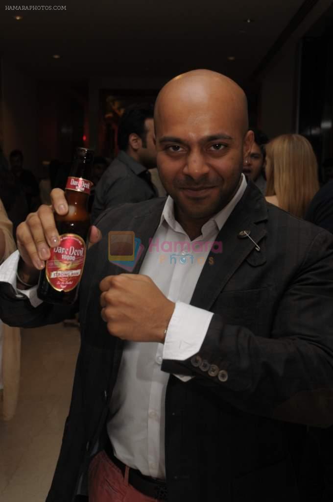 Magandeep Singh enjoying beer at VI John with Mahou San Miguel bash in Mumbai on 15th Sept 2012