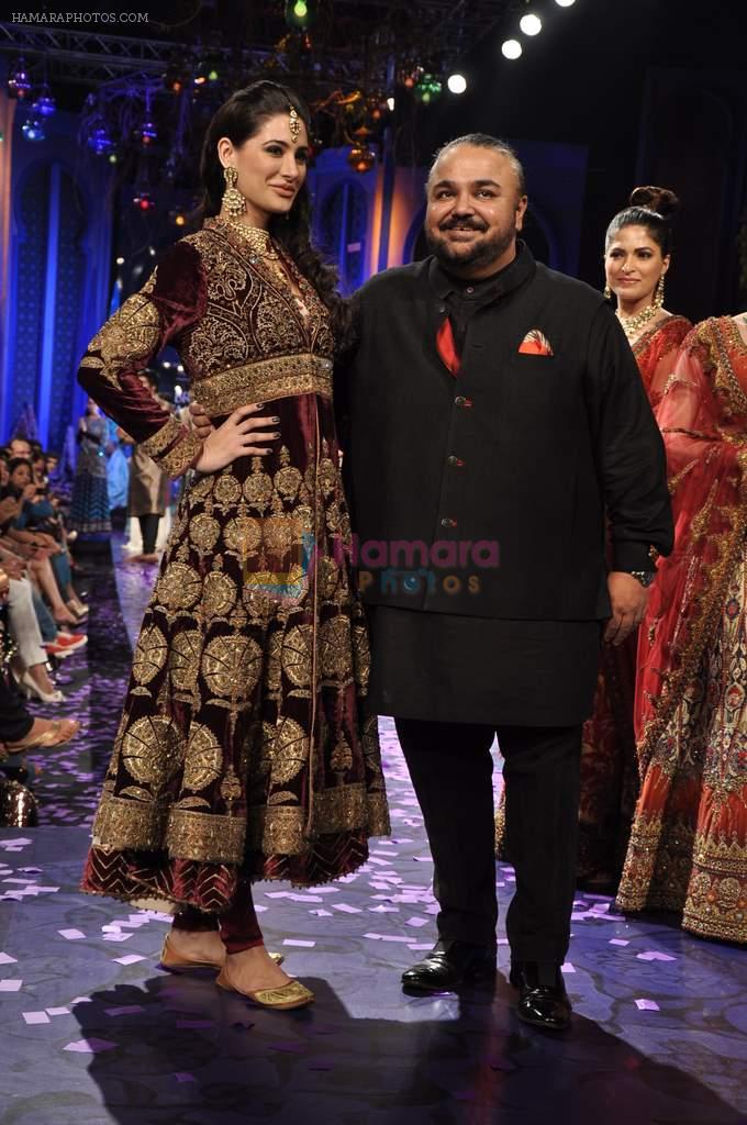 Nargis Fakhri walk the ramp for JJ Valaya grand finale show at Aamby Valley India Bridal Fashion Week 2012 in Mumbai on 17th Sept 2012