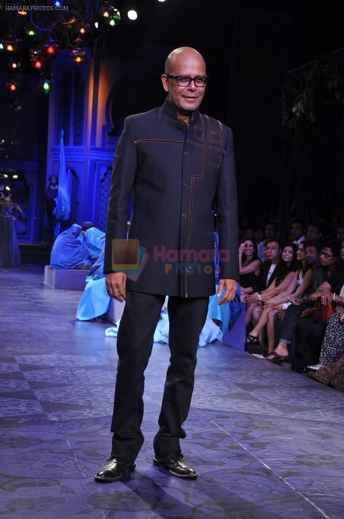 Narendra Kumar Ahmed walk the ramp for JJ Valaya grand finale show at Aamby Valley India Bridal Fashion Week 2012 in Mumbai on 17th Sept 2012
