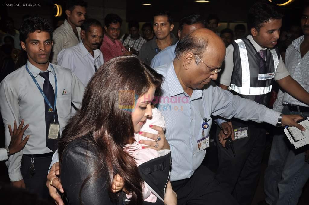 Aishwarya Rai snapped with baby Aaradhya at the Airport on 17th Sept 2012
