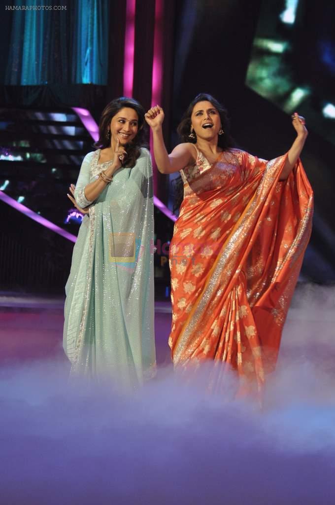 Rani Mukherjee, Madhuri Dixit on the sets of Jhalak Dikhla Jaa in Filmistan on 18th Sept 2012