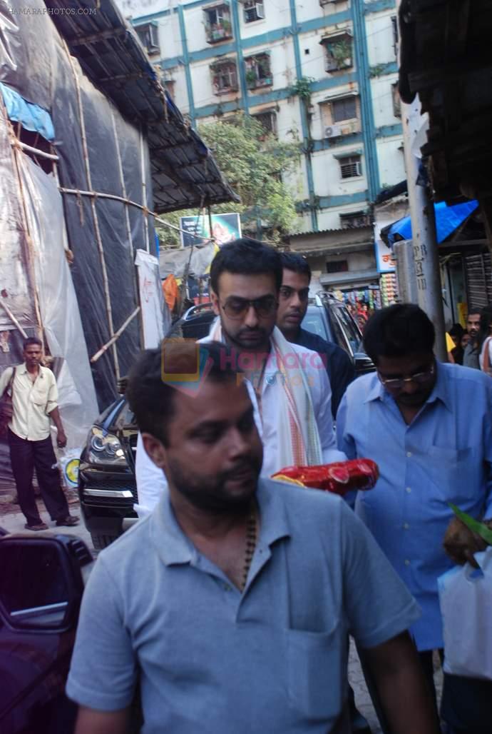 Raj Kundra at Lalbaug Ka Raja in Mumbai on 18th Sept 2012