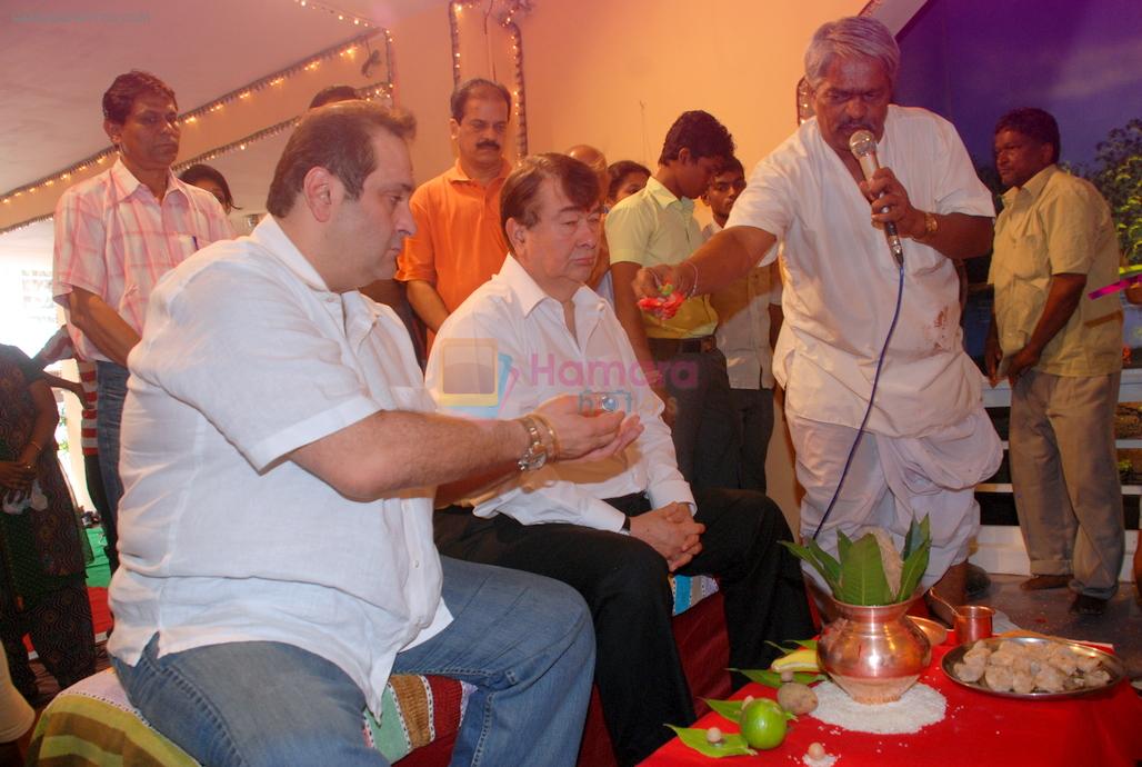 Randhir Kapoor, Rajiv Kapoor at Ganeshotsav in rk studios, Mumbai on 19th Sept 2012
