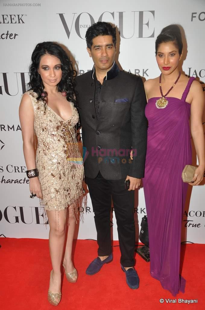 Sheetal Mafatlal, Manish Malhotra, Sophie Chaudhary at Vogue's 5th Anniversary bash in Trident, Mumbai on 22nd Sept 2012