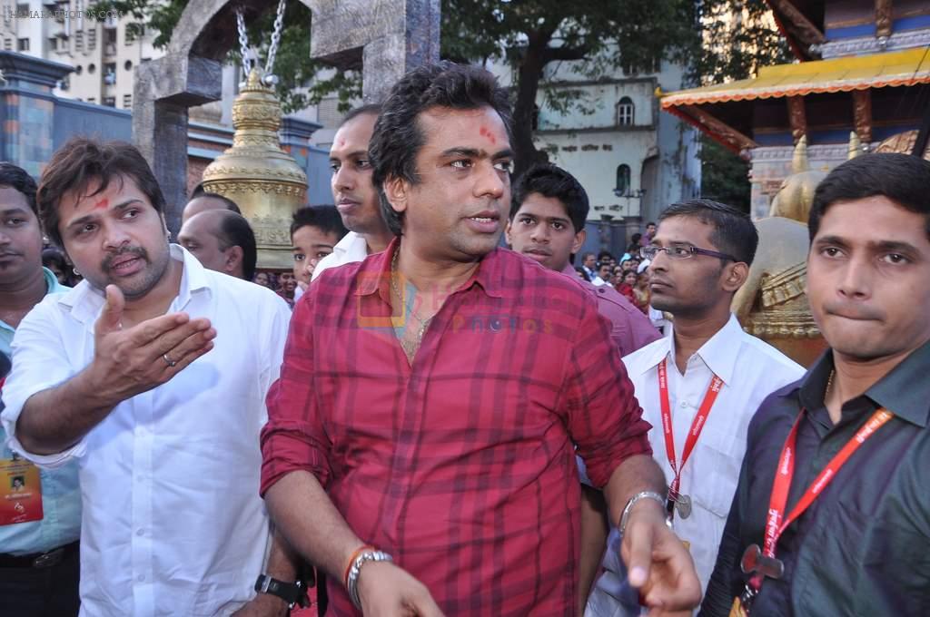 Himesh Reshammiya with Sur Shetra team at Ganesh Mandal in Lower Parel, Mumbai on 25th Sept 2012